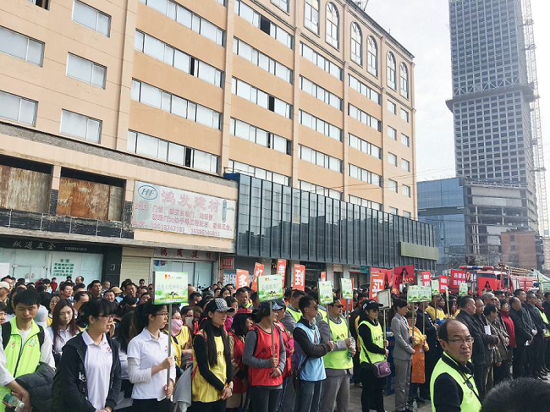 2017年3月5日，是我國第54個學雷鋒紀念日。3月份的春天萬物復(fù)蘇，百花齊放。陽光透過淡薄的云層照耀著大地，它的萬道金光愉快地普照著萬物。春風拂面,是那么清柔,那么親切,就像是雷鋒的精神一直溫暖著、鼓舞著我們!
