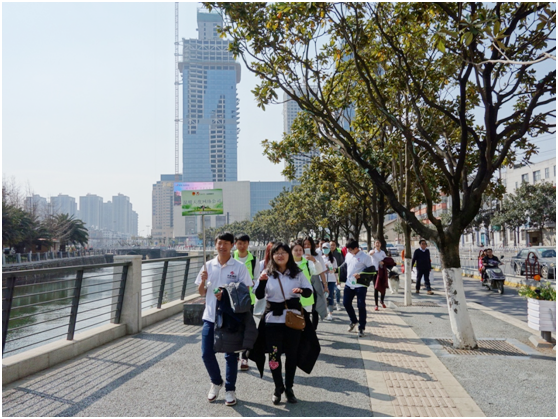一路上，志愿者把&ldquo;學雷鋒踐行動 樹新風做好事 做志愿者&rdquo;的精神傳揚到大街小巷，把雷鋒為人民服務(wù)的志愿精神帶到城市的每個角落。